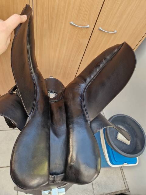 Selle dressage noire Eric Thomas Aix 17"