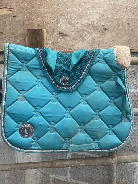 Ensemble, tapis, bonnet bleu, Félix buhler 