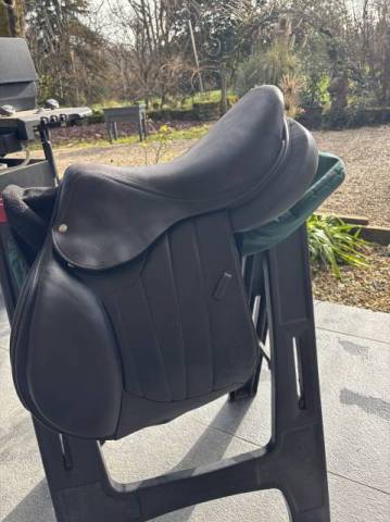 selle forestier noir modele seoul2019 de 17 pouce 