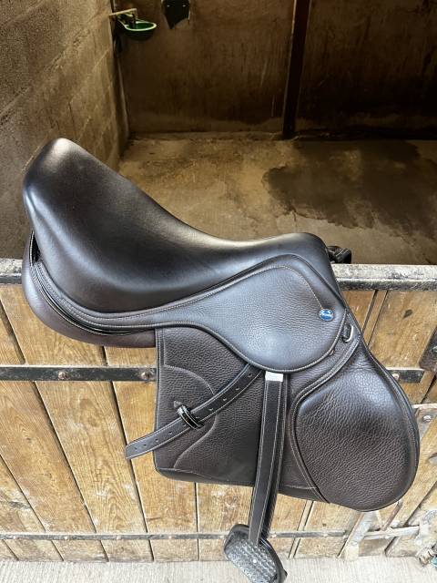 Selle Ikonic  Hybride jump taille 17