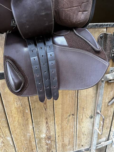 Selle Ikonic  Hybride jump taille 17