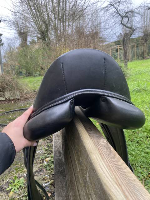 Selle de dressage noire