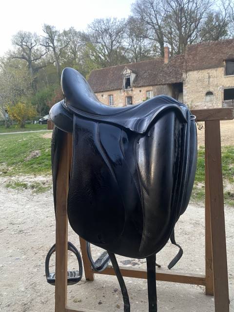 A VENDRE : SELLE DE DRESSAGE ANTARÈS 
