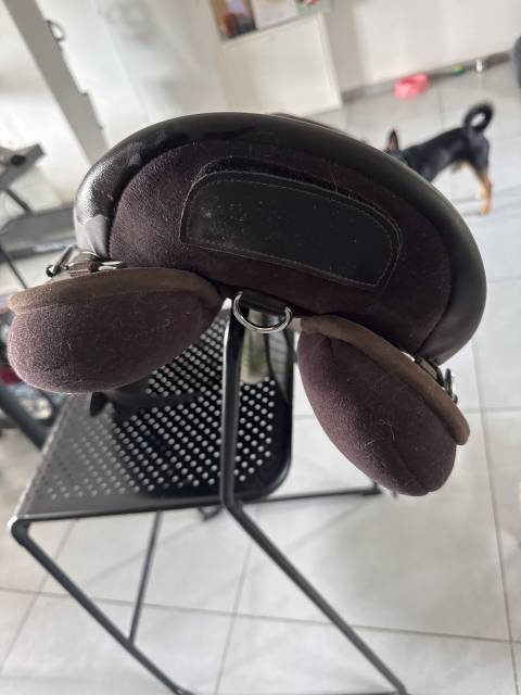 Selle Norton randonnée 18” synthétique – État neuf –