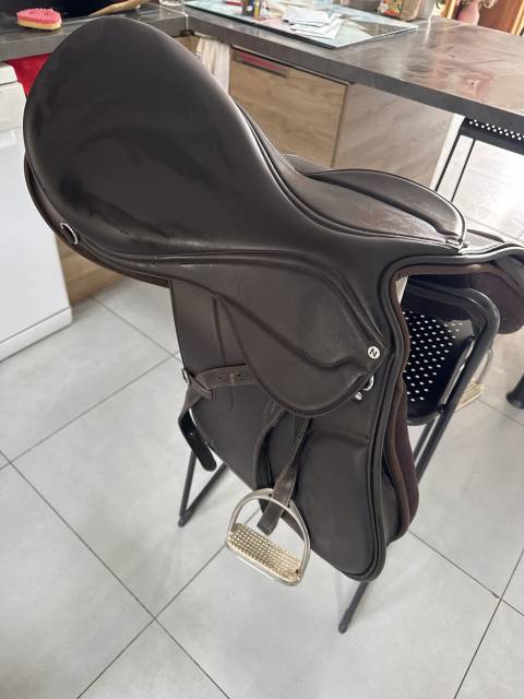 Selle Norton randonnée 18” synthétique – État neuf –