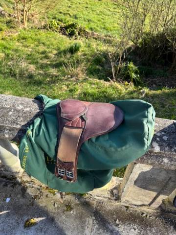 Cavalier vend selle DEVOUCOUX CHIBERTA O + sangle 