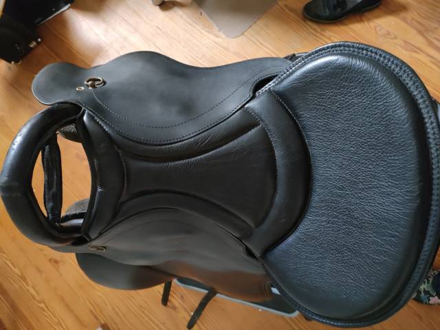 selle trekker cuir avec sa  sangle cuir 50 cm