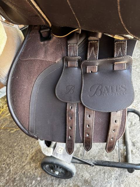 Selle mixte Bates 17 pouces totalement modifiable