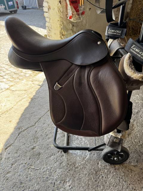 Selle mixte Bates 17 pouces totalement modifiable