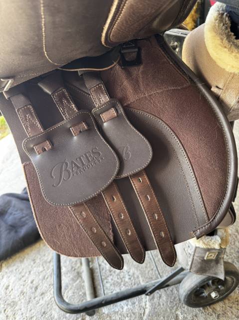 Selle mixte Bates 17 pouces totalement modifiable