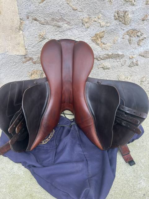 Selle Renaissance siège plat 18 pouces 