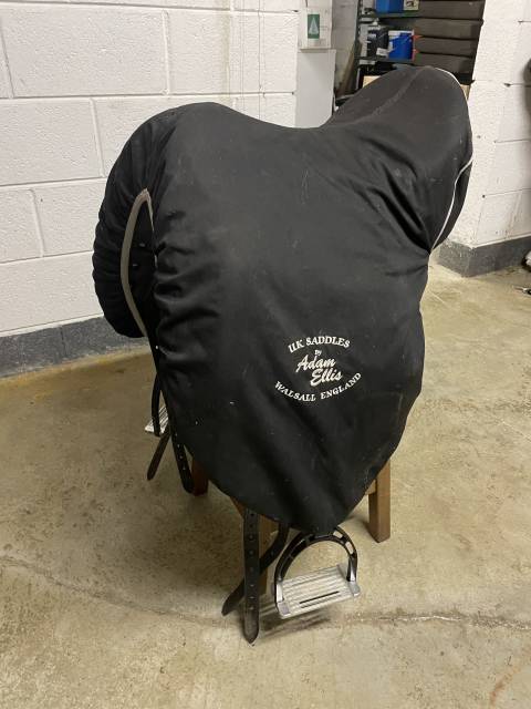 Selle dressage 17,5 siège creux gros taquet noir