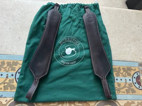 Etrivieres plates forestier quasi neuves avec le sac