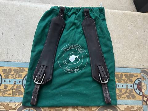 Etrivieres plates forestier quasi neuves avec le sac