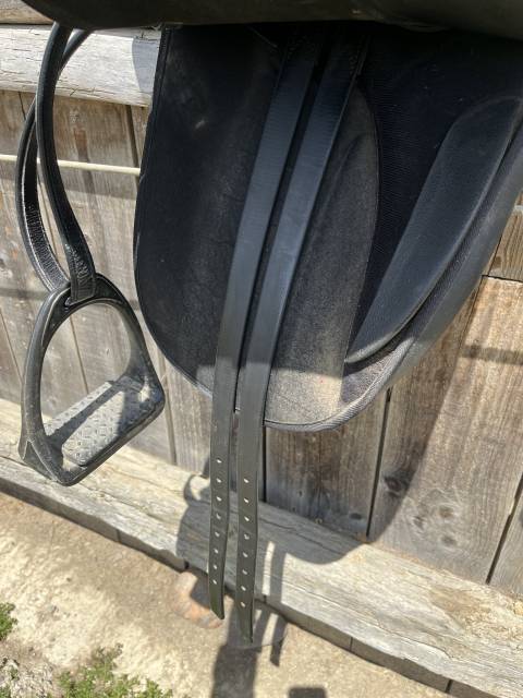 Selle synth&eacute;tique noir  Wintec dressage 17&rsquo;