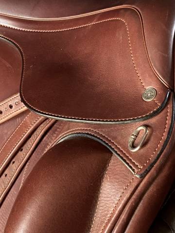 Selle Equipe Olympia Dressage. Très peu utilisée.