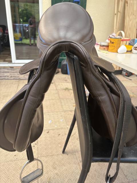 Selle Kieffer 17,5 en bon état.