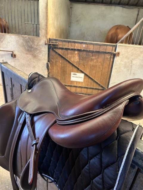 Selle devoucoux mono quartier en taille 17,5