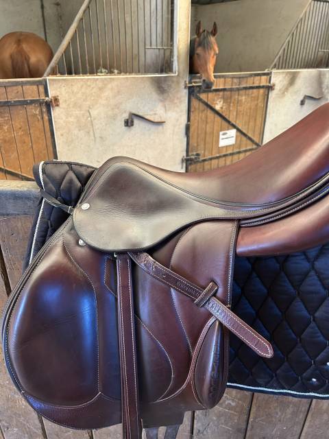 Selle devoucoux mono quartier en taille 17,5