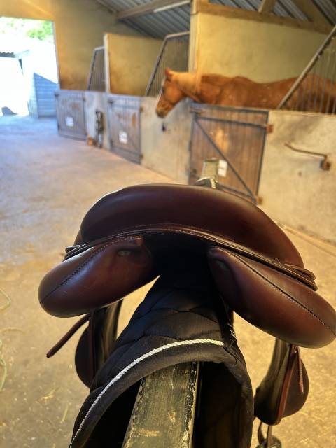 Selle devoucoux mono quartier en taille 17,5
