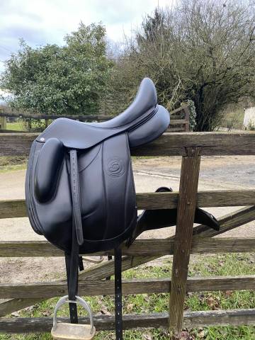 Selle de dressage Forestier  Aachen   Taille 17  Très bon état 