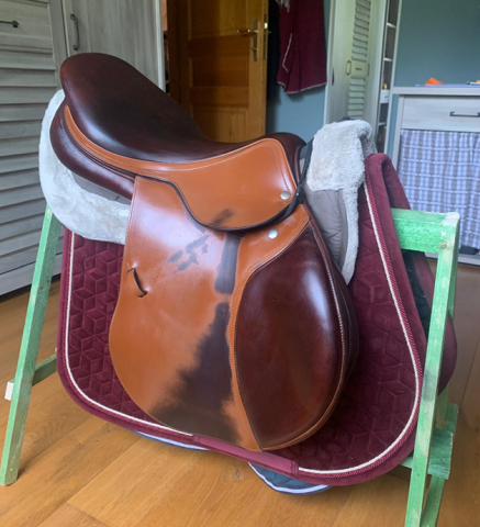Selle en cuire A VENDRE 
