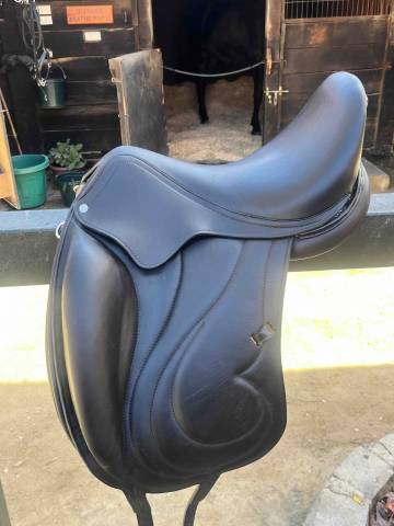 Selle dressage Antares modèle Cadence, monoflap, 17"