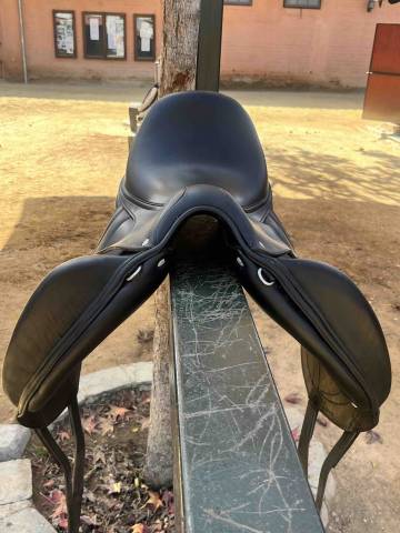 Selle dressage Antares modèle Cadence, monoflap, 17"