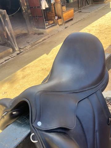 Selle dressage Antares modèle Cadence, monoflap, 17"