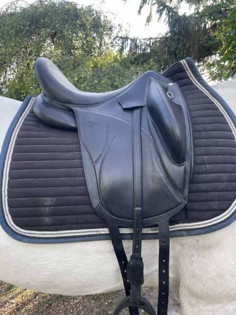 Selle dressage Makila Lab 17"