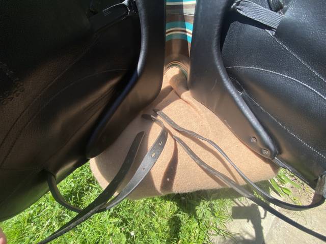 Voltaire Design - Selle Adelaide Noire 18"