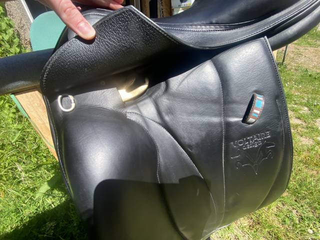 Voltaire Design - Selle Adelaide Noire 18"