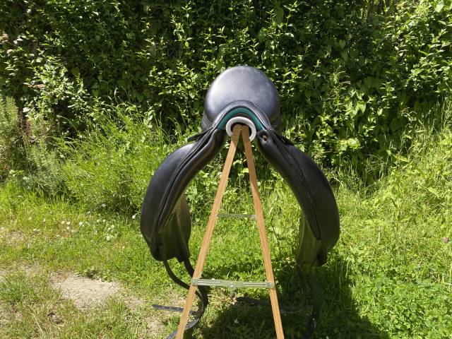 Voltaire Design - Selle Adelaide Noire 18"