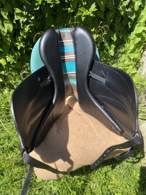 Voltaire Design - Selle Adelaide Noire 18"