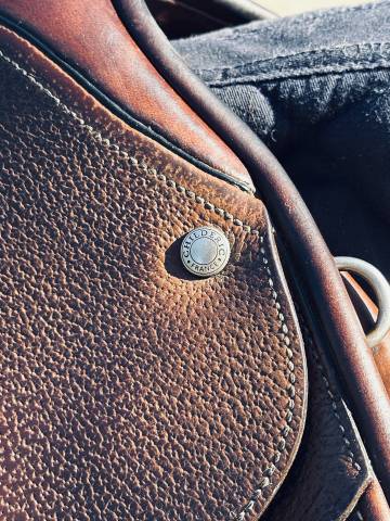 Selle Childeric de 2018, taille 17,5 marron logo noir.