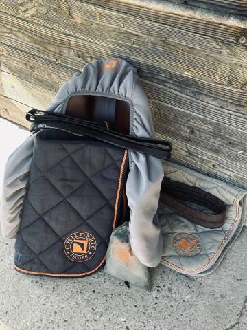 Selle Childeric de 2018, taille 17,5 marron logo noir.