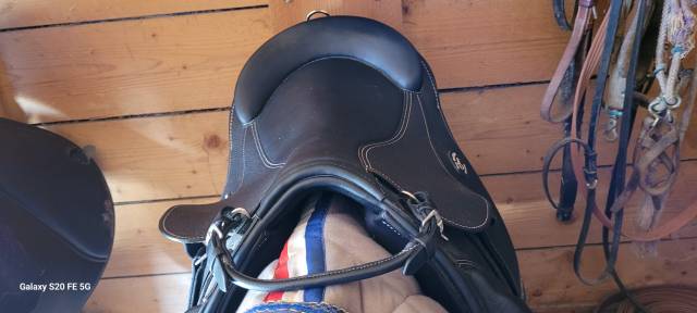  A vendre selle Guy Cantin en cuir noir 16'5