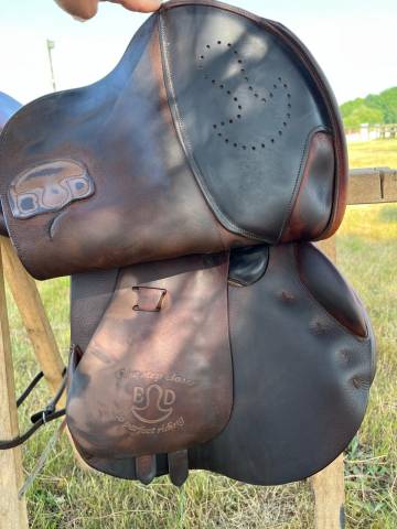 Selle BRUNO DELGRANGE“BD” – Siège 17,5″/ Panneaux 28cm