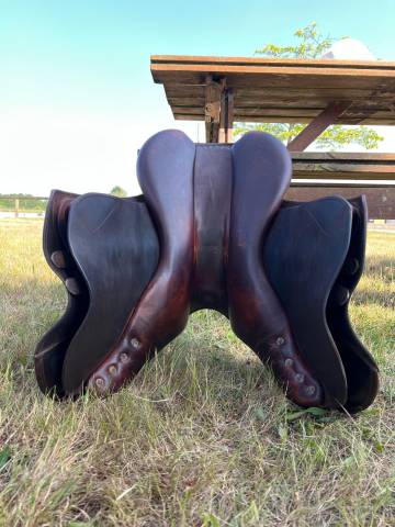 Selle BRUNO DELGRANGE“BD” – Siège 17,5″/ Panneaux 28cm