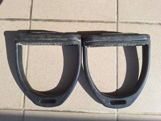 Etriers noirs COMPOSITE