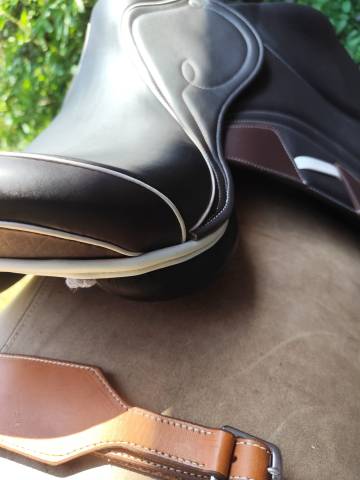 Selle EKUS F4 état neuf en 17,5" 