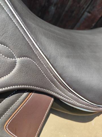 Selle EKUS F4 état neuf en 17,5" 