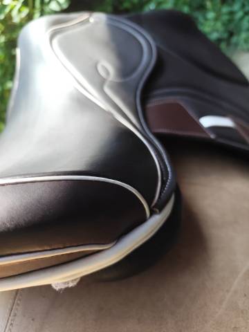 Selle EKUS F4 état neuf en 17,5" 