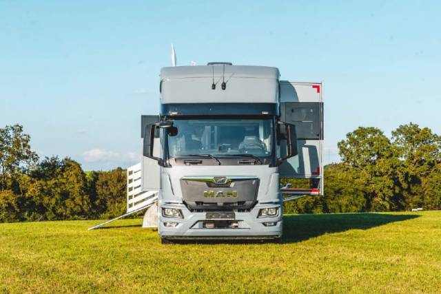 MAN TGM 18.320 HTI POP OUT 6 HORSES