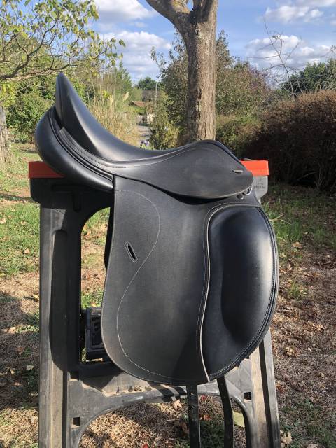 Selle de dressage Tekna 17,5 pouces 