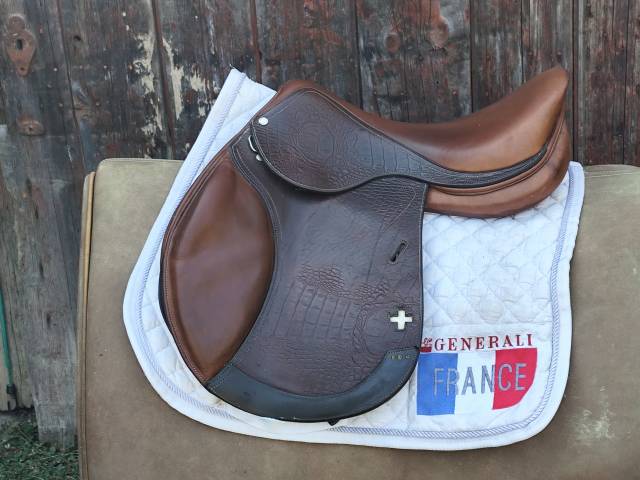 Selle de CSO 17,5" en cuir gravé croco (pièce rare) 