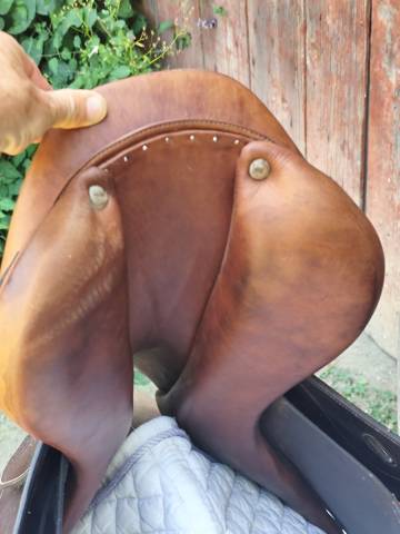 Selle de CSO 17,5" en cuir gravé croco (pièce rare) 