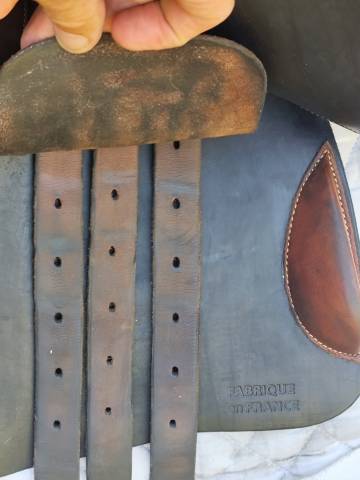 Selle de CSO 17,5" en cuir gravé croco (pièce rare) 