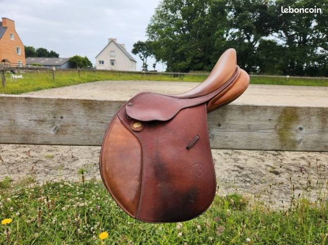 Selle &eacute;quip&eacute;e