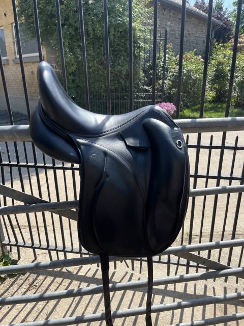 selle de dressage devouvoux  malika lab 